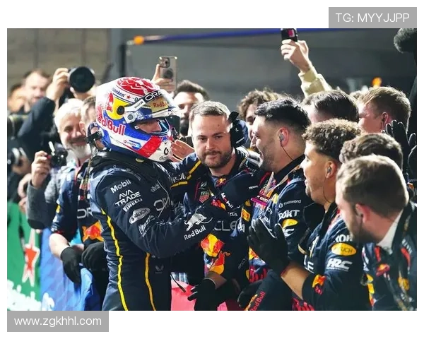 F1赛季最新动态：维斯塔潘力压群雄夺冠 红牛团队持续称霸赛道